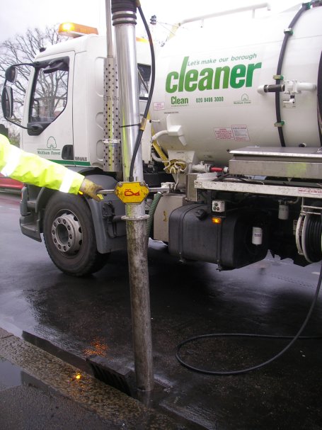 A powerful machine takes on Leyton's powerful drains A powerful machine takes on Leyton's powerful drains